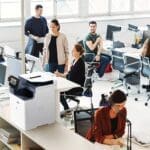 Eine Gruppe von Fachleuten, die in einem Büro zusammenarbeiten, Computer und den Xerox® VersaLink® B625 Multifunktionsdrucker für ihre Aufgaben nutzen. Eine Gruppe von Fachleuten, die in einem Büro zusammenarbeiten, Computer und den Xerox® VersaLink® B625 Multifunktionsdrucker für ihre Aufgaben nutzen.